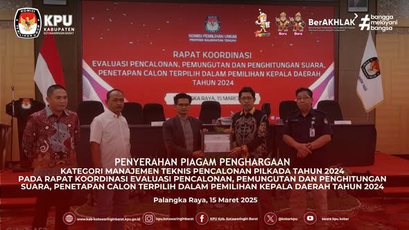 Penyerahan Piagam Penghargaan Kategori Manajemen Teknis Pencalonan Pilkada Tahun 2024